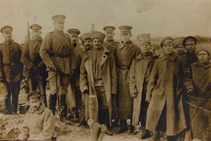 Primera Guerra Mundial: Ucrania en los años 1914-1916 durante la invasión del ejército alemán. Grupo de soldados de Heldenfriedhof Dsessentniki (attr. to)