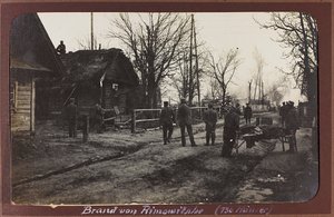 Primera Guerra Mundial: Ucrania en los años 1914-1916 durante la invasión del ejército alemán. Militar con un herido de Heldenfriedhof Dsessentniki (attr. to)