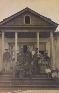 Primera Guerra Mundial: Ucrania en los años 1914-1916 durante la invasión del ejército alemán. Grupo de soldados en los escalones frontales de una casa