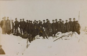 Primera Guerra Mundial: Ucrania en los años 1914-1916 durante la invasión del ejército alemán. Grupo de soldados (foto en blanco y negro) de Heldenfriedhof Dsessentniki (attr. to)