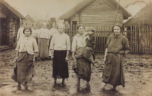 Primera Guerra Mundial: Ucrania en los años 1914-1916 durante la invasión del ejército alemán. Retrato de un grupo de mujeres con niños (foto en blanco y negro) de Heldenfriedhof Dsessentniki (attr. to)