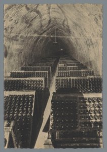 Una galería de vinos, en punta (título sobre objeto) de Helio Cachan