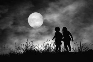 Siluetas a la luz de la luna caminando de Hengki Lee