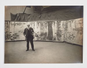 Claude Monet con su paleta delante de su obra "Les nymphéas". de Henri (attr. to) Manuel