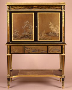 Un secretaire con montura de ormolú en estilo Luis XVI de Henri Dasson