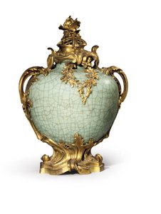 Uno de un par de jarrones y tapas estilo Luis XV, monturas fechadas en 1883, porcelana de finales del siglo XVIII-principios del XIX de Henri Dasson