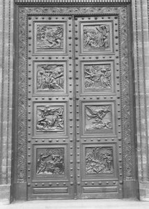 Vista de la puerta de La Madeleine compuesta por ocho paneles en relieve que representan el Decálogo y escenas del Antiguo Testamento
