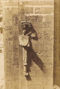 Ángel portando un reloj de sol, en la iglesia de Chartres de Henri Le Secq