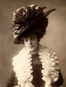 Primer plano de una joven con ropa de principios del siglo XX de Henri Manuel