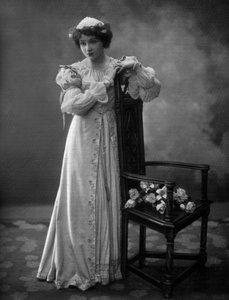 La comediante francesa Lilian Greuze en el papel de Solange de Mautpre en la obra "Les bouffons", foto de Henri Manuel del periódico francés "Le Theatre" de marzo de 1907.