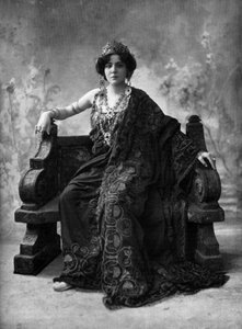 La soprano francesa Suzanne Brohly como Clytemnestre en la ópera "Iphigenie en Aulide", París, foto de Henri Manuel del periódico francés "Le Theatre" de abril de 1908.