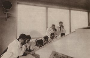Paris: Pendant une operation, dans un hopital moderne; Operación vista desde arriba en un hospital (foto b/n) de Henri Manuel