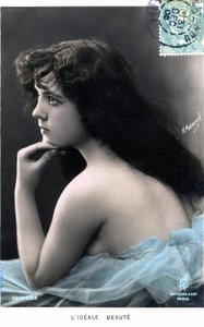 El ideal de belleza: joven con pelo largo (probablemente la bailarina Véréna, del Folies Bergères), tarjeta postal de 1905 (foto) de Henri Manuel