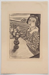 Niña sentada con un ramo de flores