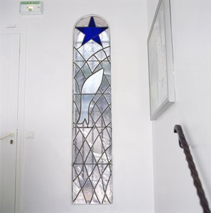 Vidriera que representa un pez atrapado en una red bajo la Estrella de la Salvación, desde las escaleras que conducen a la Capilla del Rosario. de Henri Matisse