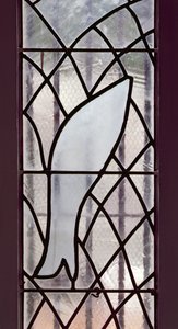 Vidriera que representa un pez atrapado en una red bajo la Estrella de la Salvación, desde las escaleras que conducen a la Capilla del Rosario. de Henri Matisse