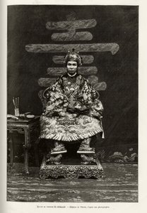 Retrato del Rey Dong Khanh (1864-1889) Emperador de Annam, en traje ceremonial. Grabado por Thiriat, para ilustrar la historia “Trente mois au Tonkin” por el Dr. Charles Edouard Hocquard, en 1885, en Le tour du monde, nuevo diario de viajes