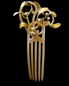 Art Nouveau: peine de muérdago en oro, escamas, perlas y esmalte hecho por Paul (1851-1915) y Henri Vever (1854-1942)