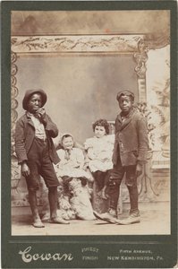 Retrato de cuatro niños,c. 1890 (foto) de Henry Cowan