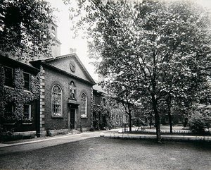 Las casas de beneficencia de los ferreteros, Kingsland Road, Shoreditch, c.1910 de Henry Dixon