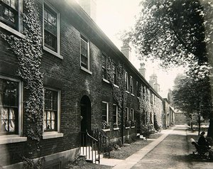 Las casas de beneficencia de los ferreteros, Kingsland Road, Shoreditch, c.1910 de Henry Dixon