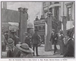 Cómo se está aislando la ruta de la coronación con altas barreras de madera de Henry Marriott Paget
