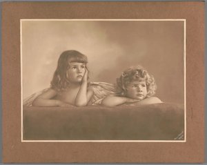 Retrato de Agnes Renée e Irène Heloïse Pauw van Wieldrecht, hijas del fotógrafo, en una pose tomada de los putti de la Virgen Sixtina de Rafael (Dresde, Galería Alte Meister)