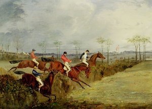Una carrera de obstáculos, saltando un seto y una zanja