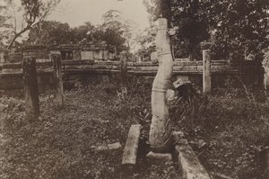 Ciudades en ruinas de Ceilán: Curiosa columna redondeada y ruinas (foto b/n) de Henry W. Cave
