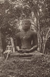 Ciudades en ruinas de Ceilán: Estatua monolítica de Buda (foto en blanco y negro) de Henry W. Cave