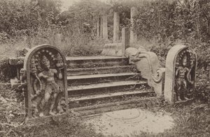 Ciudades en ruinas de Ceilán: Piedra de la luna, piedras de guardia y escalones (foto en blanco y negro) de Henry W. Cave