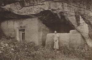 Ciudades en ruinas de Ceilán: Restos de viviendas en la roca en Mihintale (foto en blanco y negro) de Henry W. Cave