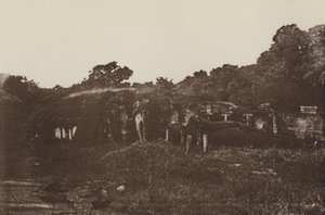 Ciudades en ruinas de Ceilán: Templo de la Roca en Polonnaruwa (foto en blanco y negro) de Henry W. Cave