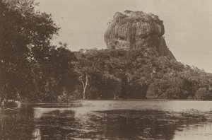 Ciudades en ruinas de Ceilán: Sigiri (foto en blanco y negro) de Henry W. Cave