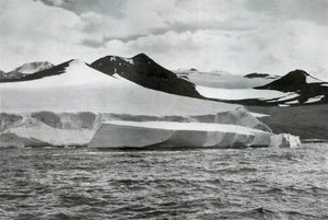 Un iceberg desprendiéndose de un glaciar en el Cabo Crozier, c1911