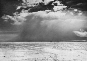 Una tormenta de nieve acercándose a través del hielo marino, c1910-1913 de Herbert Ponting