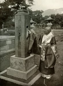 Un sacerdote budista y rueda de oración, 1910 de Herbert Ponting