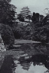 Un castillo feudal, desde el foso (foto en b/n) de Herbert Ponting