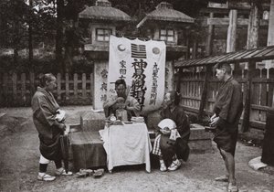 Una adivina en el templo de Inari (foto en blanco y negro) de Herbert Ponting