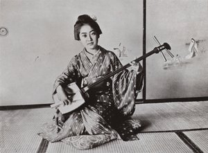 Una Geisha tocando el Samisen (foto en blanco y negro) de Herbert Ponting