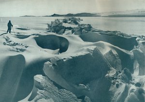 Una cresta de presión en el hielo marino hacia el Cabo Barne, 1911, 1913 de Herbert Ponting