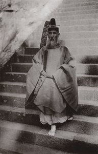 Un sacerdote sintoísta (foto en b/n)