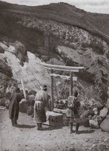Un santuario en el borde del cráter (foto en b/n)