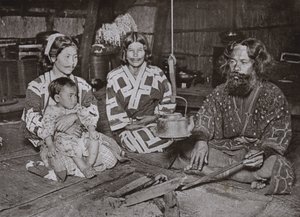 Hombre y mujeres Ainu en casa de Herbert Ponting