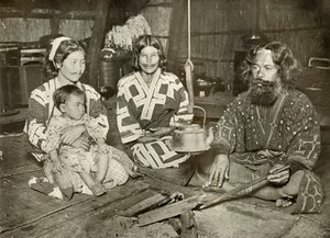 Hombre y Mujeres Ainu en Casa, 1910 de Herbert Ponting