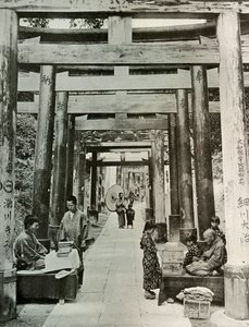 Una avenida de Torii en Inari, 1910