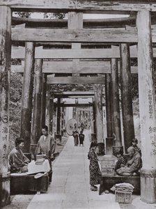 Una avenida de Torii en el templo Inari