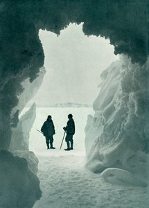 Una gruta de hielo - Isla Tent en la distancia, Capitán Scott y Wright, c1911 de Herbert Ponting
