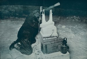 C. S. Wright haciendo observaciones con el tránsito, 8 de agosto de 1911, 1913 de Herbert Ponting