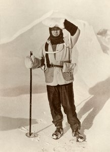 El Capitán Scott llevando la cartera en la que llevaba sus diarios de trineo, c1910-1911, 1913 de Herbert Ponting